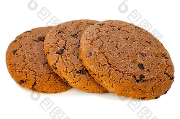 三块燕麦片饼干，巧克力片和糖晶体分离在白色表面。