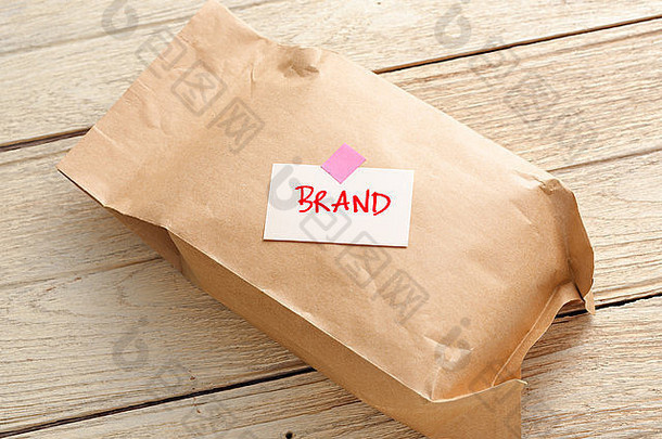 木桌上印有品牌概念的产品纸袋