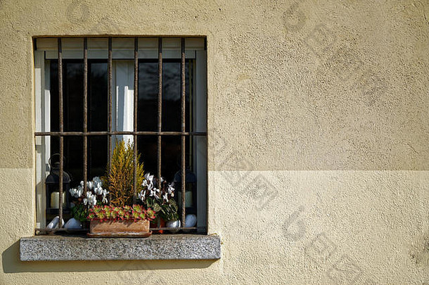 古董烧烤窗口干花花盆窗口窗台上阳光明媚的一天意大利风格