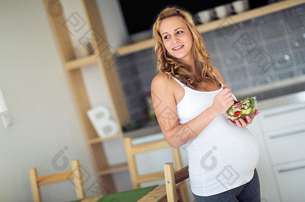 肖像怀孕了女人吃健康的食物