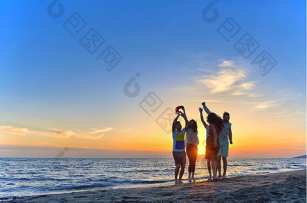 集团快乐年轻的人跳舞海滩美丽的夏天日落