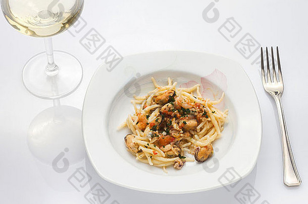 典型的意大利食物奖杯意大利面菜鱼沙拉酱