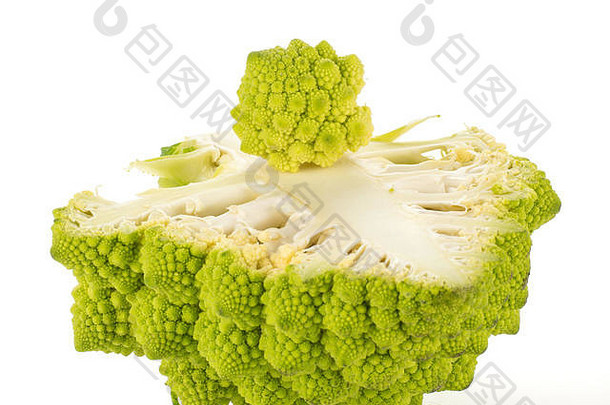 绿色romanesco菜花一半一块孤立的白色背景部分片