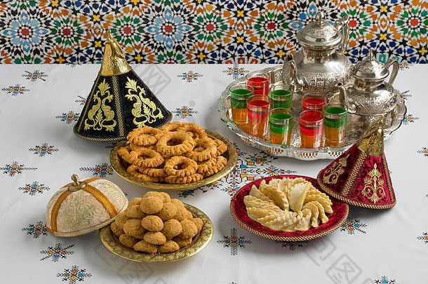 传统的摩洛哥自制的饼干节日金属Tajines绣花桌布