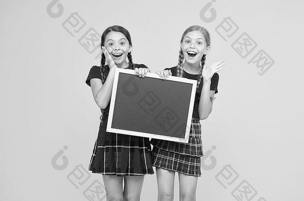 多好的消息啊。儿童展示布告栏。大减价。快乐的小女孩用黑板。宣布的地点。新闻办公室。<strong>学校</strong>专题<strong>介绍</strong>。空间。