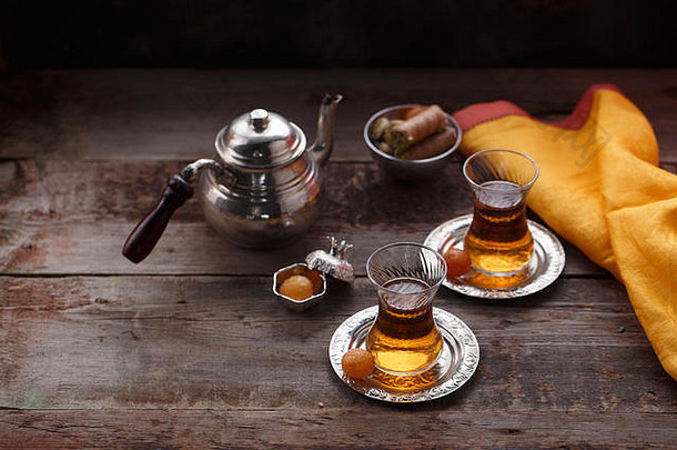 传统土耳其茶壶和以沃登为背景的茶杯