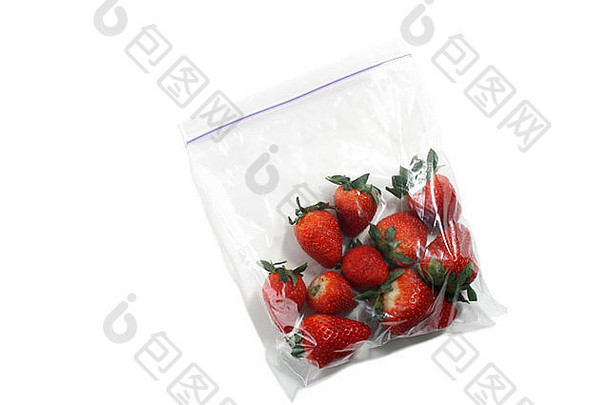 有机红色草莓的透明塑料袋