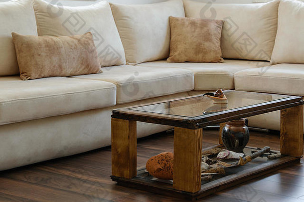 首页室内设计舒适的当代沙发自然颜色乡村木表格古董对象