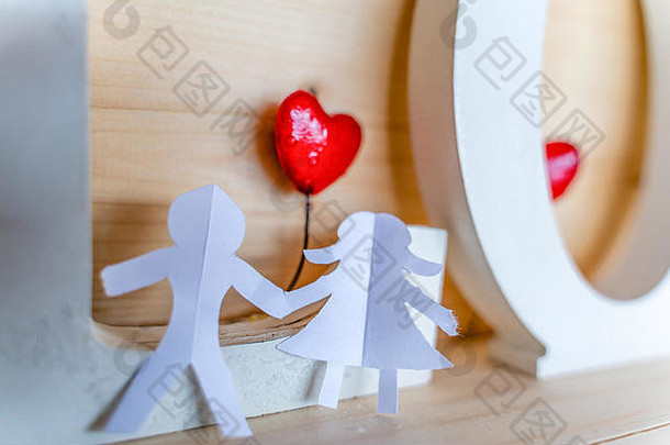 孤立的折纸纸男孩女孩持有手红色的心词爱木背景概念爱