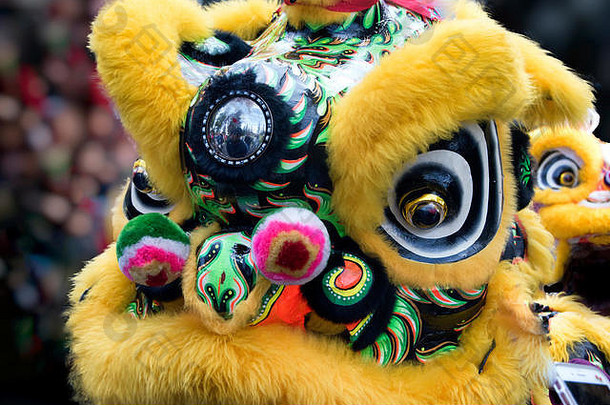 中国舞狮服装与背景人物近距离接触
