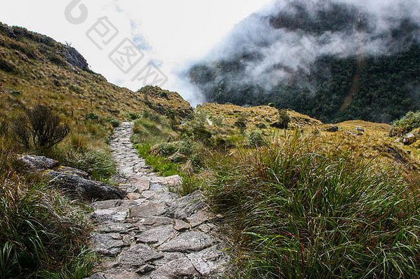 徒步旅行古老的还小道铺路径“马丘比丘比丘秘鲁人