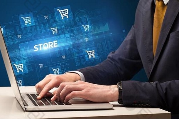 商人在笔记本电脑上工作，有<strong>店铺</strong>铭文，有网上购物的概念