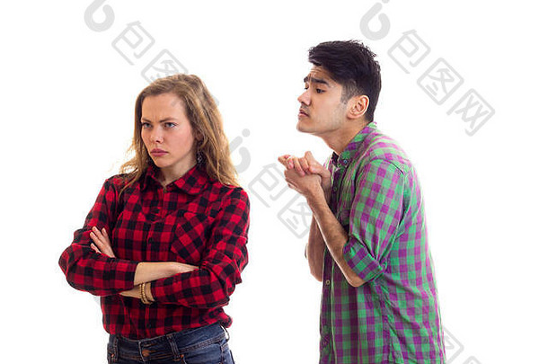 一对穿着格子衬衫的年轻夫妇在争吵