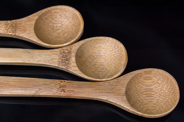 雕刻竹勺（茶匙大小）特写。比喻食物，也叫“木勺”，表现不佳，在比赛中倒数第二，垫底，可再生能源。