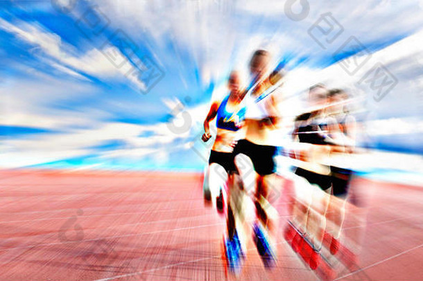 年轻的女运动员运行跑步机背景蓝色的天空