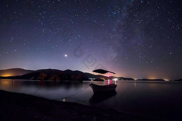 视图星星乳白色的山前前景晚上天空自然夏天景观英仙座流星流星淋浴观察