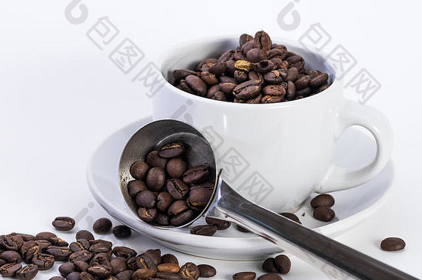 咖啡或浓缩咖啡杯中的咖啡豆，纯白色背景