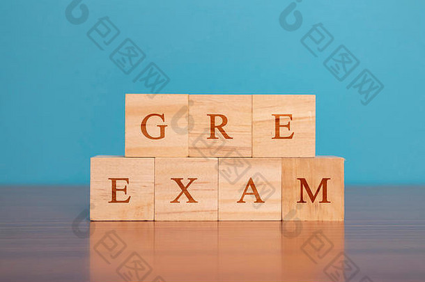 GRE考试的概念用木刻字母写在桌子上。
