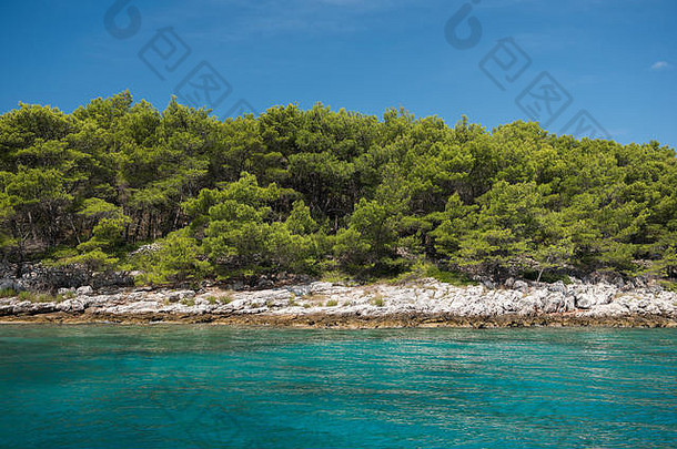 美丽<strong>的</strong>海岸线绿色森林石头蓝色<strong>的</strong>天空海水自然壁纸亚得里亚海海岸线克罗地亚地中海海