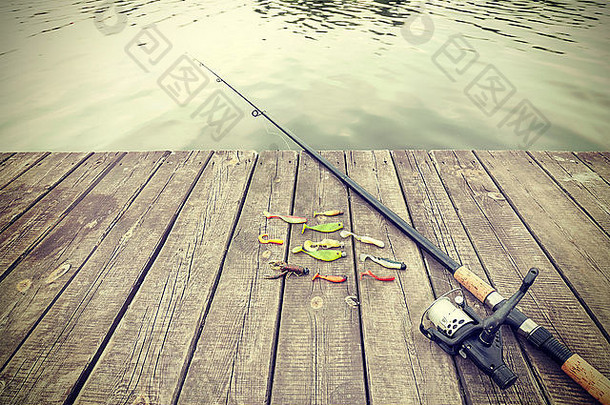 木制码头上渔具的复古色调图片。