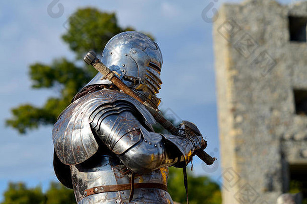 黑暗时代金属盔甲和头盔狼牙棒骑士