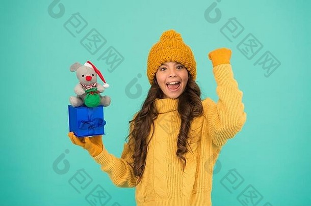 鼠年成功。用礼物安抚。购物小贴士。快乐女孩拿着老鼠玩具和包装好的礼品盒。儿童针织毛衣和帽子玩毛绒玩具。为孩子们购物。2020年快乐。祝好运的礼物。