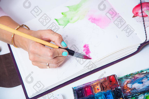 特写镜头艺术家蓝色的指甲吸引了粉红色的花木刷水彩画阿卢玛画表格谎言调色板