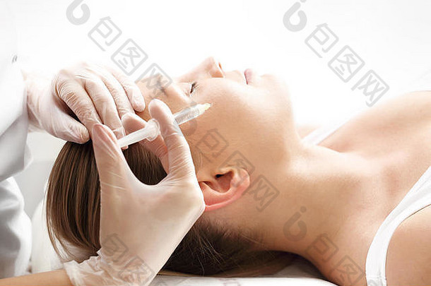 中间疗法，针头中间疗法。嫩肤治疗、除皱和皮肤注射。