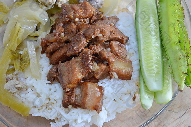 甜猪肉和煮泡菜配米饭肉末
