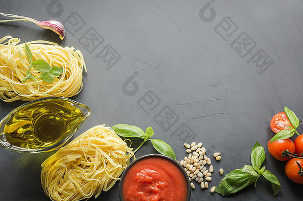 意大利菜的意大利面配料，意大利面，西红柿，罗勒，油和大蒜。