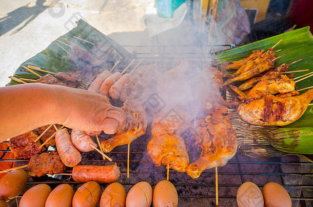 泰国清迈街头小吃上的烤鸡蛋和西兰花鸡特写镜头
