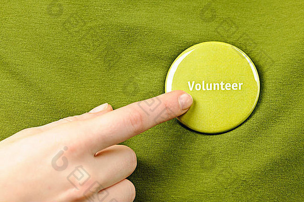 手指指出绿色轮志愿者按钮