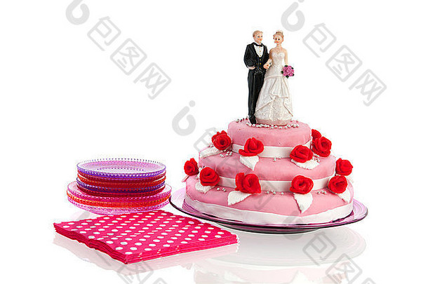 夫妇前粉红色的婚礼蛋糕红色的玫瑰孤立的白色背景