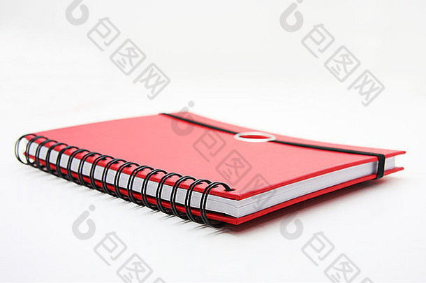 红色的笔记本放在白色的旁边