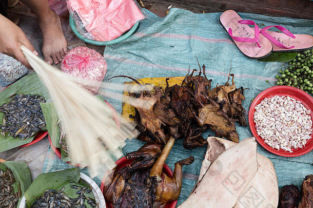 老挝琅勃拉邦市场上出售的烤老鼠