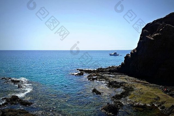 西班牙兰萨罗特，加那利群岛，蓝色大西洋和岩石悬崖的美丽景色