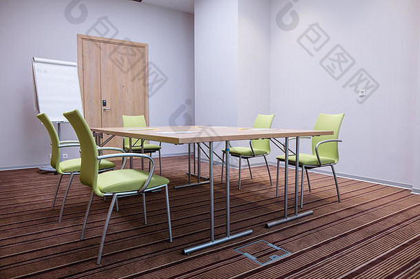 免费的会议房间白板纸上的内容表格椅子蓝色的墙地板上棕色（的）地毯