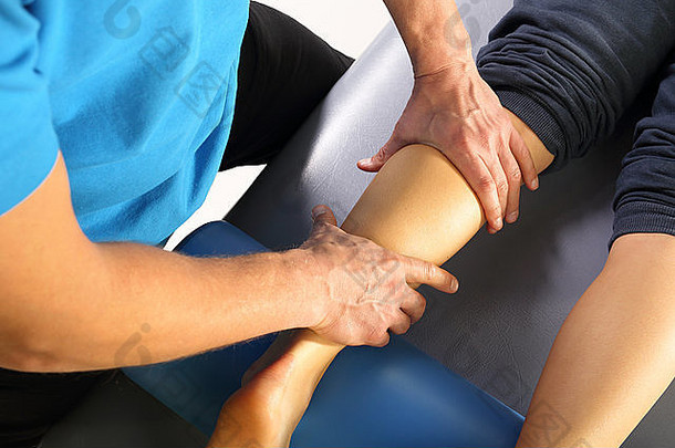 按摩按摩<strong>小腿肌肉</strong>按摩器压迫按摩康复理疗师按摩病人的腿