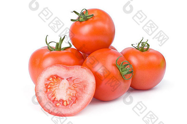 在白色背景上分离的成熟西红柿，一分为二