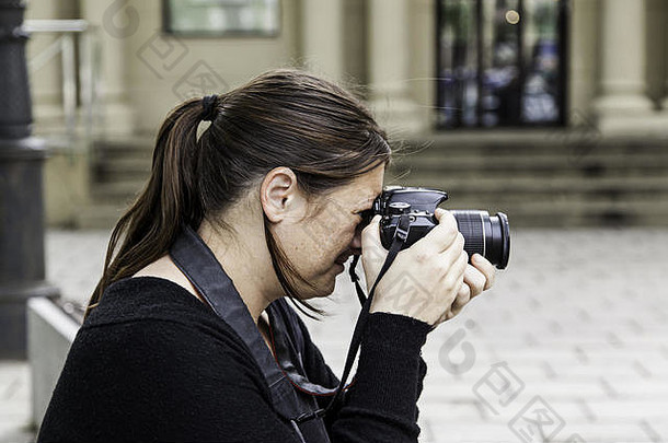 女摄影师，一个年轻女子拍照的细节