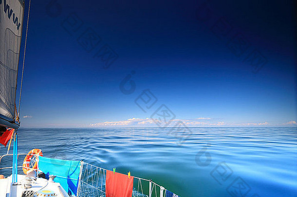 帆船帆船航行在波罗的海蓝天晴朗的夏日假期。旅游奢侈的生活方式。