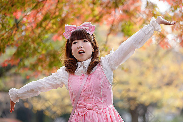 东京秋天公园里的日本洛丽塔画像