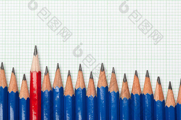 在<strong>一张图</strong>表纸上<strong>一</strong>排蓝色铅笔中间的红色铅笔
