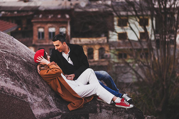 夫妇爱屋顶视图晚上伊斯坦布尔休闲风格秋天红色的贝雷帽米色外套