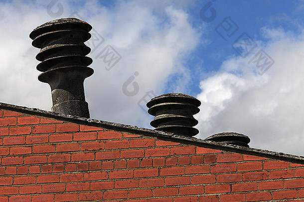 工厂石棉烟囱锅流感可见屋顶行石棉屋顶红色的砖墙昂贵的作品