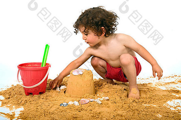 在白色沙滩上玩的男孩