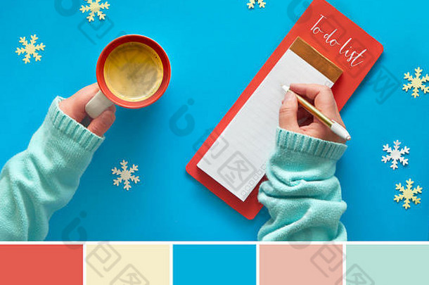 女士手上的配<strong>色调</strong>色板与圣诞清单和蓝纸咖啡<strong>搭</strong>配