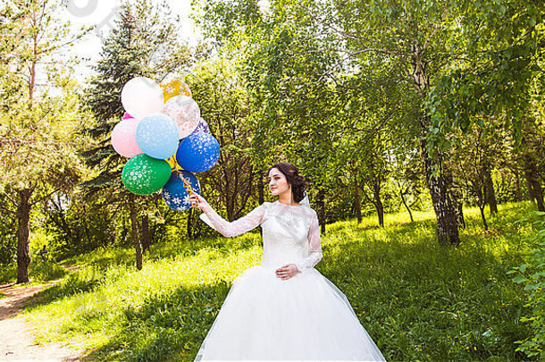 带着一束<strong>气球</strong>的快乐新娘