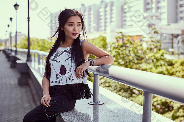 肖像可爱的华丽的亚洲女人时尚衣服欣赏城市视图