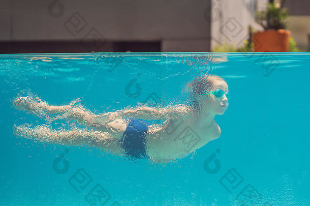 男孩有趣的玩水下游泳池夏天假期
